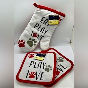 Home Collection Kitchen Seasoned with Love One Oven Mitt  & two pot Holders Set